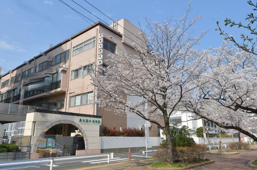 博多駅に近く、お寺の敷地内にある落ち着いた環境です。