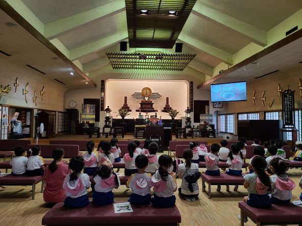 月１回の本堂参詣と紙芝居法話で、職員も一緒に心を育みます。