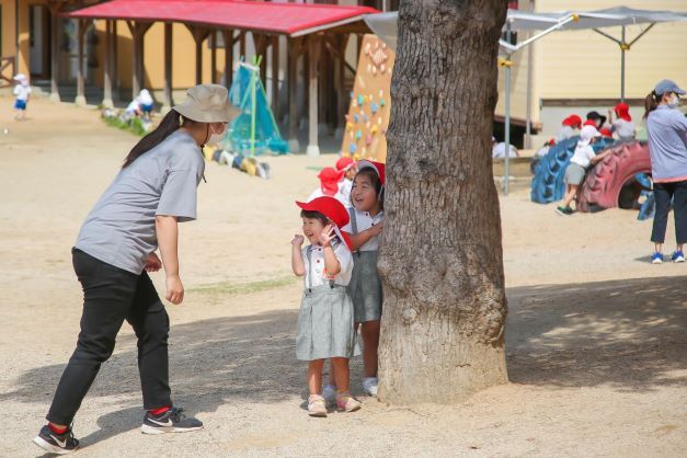 広い園庭では、子どもたちが元気一杯遊んでいます。