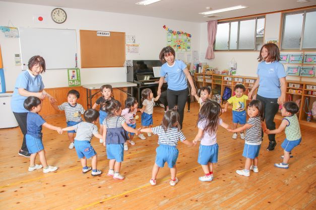 認定こども園として0歳から就学前の子どもたちの保育教育にあたっています。