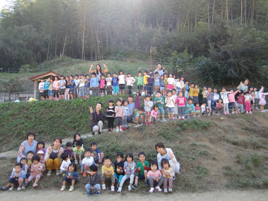 お山に囲まれた自然豊かな保育園