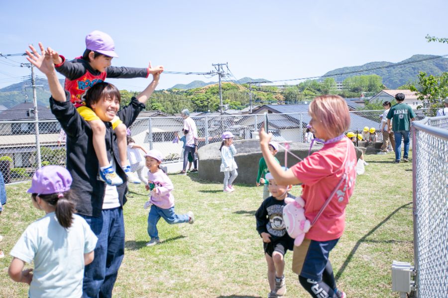 屋上庭園では、広大な天然芝に、花壇や畑、池、丘など目一杯遊べる環境です。